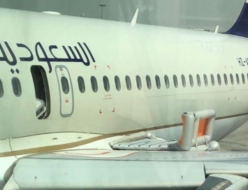 В Дубае струя воды из пожарной машины выбила аварийную дверь в самолете с пассажирами