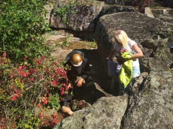 На Николаевщине спасатели помогли туристке, которая сломала ногу на крутом склоне