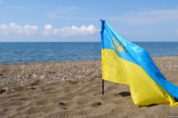 В Сети показали, как крымское солнце выжигает оккупационные триколоры