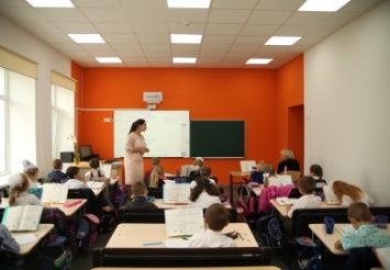 Одноместные парты, интерактивные доски и компьютеры: в Петриковке отремонтировали начальную школу