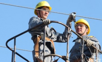ДТЭК Днепровские электросети первыми в Украине установили на линиях электропередач птицезащитные устройства