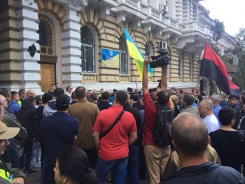 "Мы позволили им забыть, что такое запах паленых шин": одесские активисты снова пикетируют здание полицейского главка