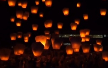 На Тайване сотни людей запустили небесные фонарики