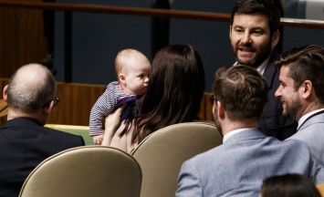 Премьер-министр Новой Зеландии пришла с трехмесячной дочерью в зал Генассамблеи ООН