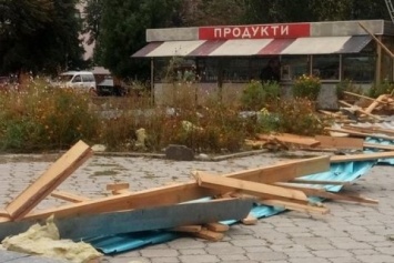 В Житомирской области сильный ветер сорвал крышу с магазина