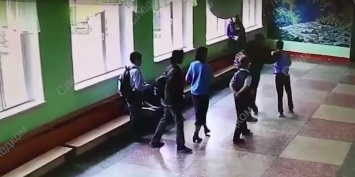 Избиение школьника отцом второклассника в Челябинске попало на видео