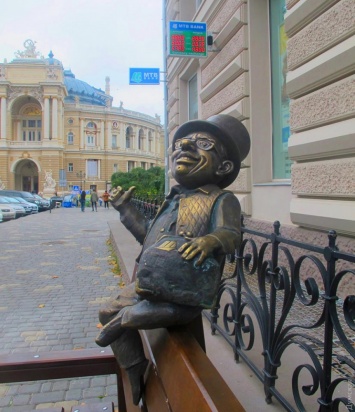 На углу Дерибасовской и Ришельевской установили статую Банкирчика: прототипом стал дореволюционный купец и благотворитель