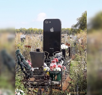 В России умершей девушке установили огромный iPhone вместо памятника. Фото