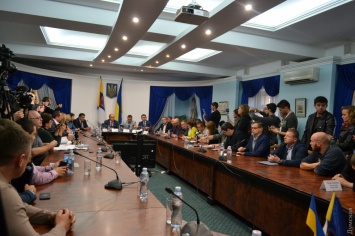 Часть одесских активистов устроила демарш на встрече с губернатором