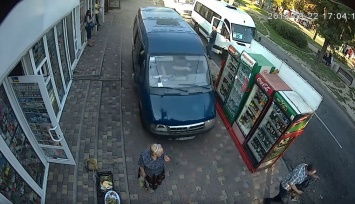 Неуправляемая "ГАЗель" сбила на тротуаре женщину и влетела в столб (Видео)