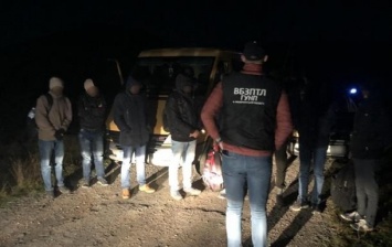 На Закарпатье задержали микроавтобус с нелегалами