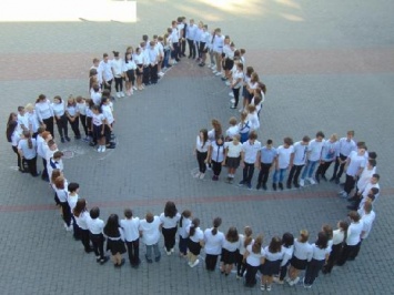 Миру быть: одесские школьники писали письма мира и изготавливали бумажных голубей
