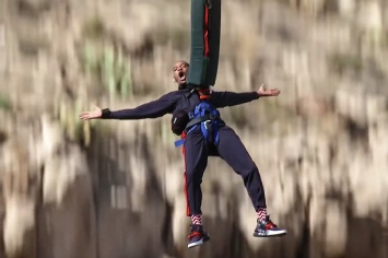 Уилл Смит на 50-летие прыгнул с тарзанки