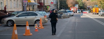 В центре Днепра напротив Управления полиции часть улицы перекрыли из-за загадочной коробки