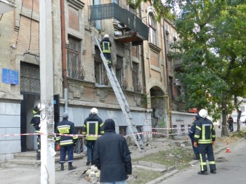 В Херсоне обрушился балкон на тротуар (фото)