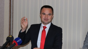 В России депутат оправдался за «кнопкодавство»: «Я неудачно поставил бутылку с водой»