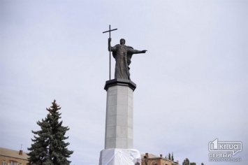 На площади Поля в Кривом Роге открыли памятник Князю Владимиру Великому
