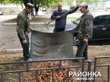 Дворники в Запорожской области нашли применение флагу "Партии регионов" (Фотофакт)
