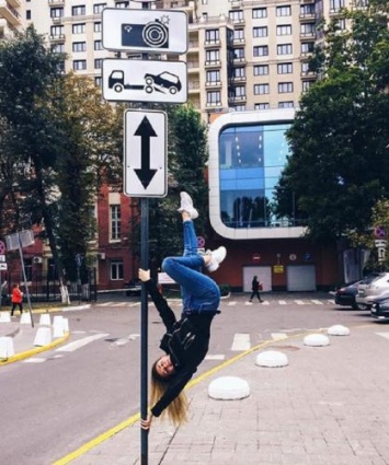 В Воронеже девушка продемонстрировала свои способности на уличном столбе