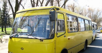 Угрожали пистолетом и холодным оружием: в Киеве неизвестные захватили маршрутку с людьми