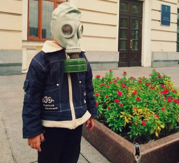 "Токсичный город": запорожцы вышли под мэрию в масках и противогазах (Фото)