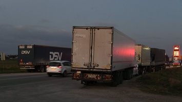 По Крымскому мосту поехали первые грузовики