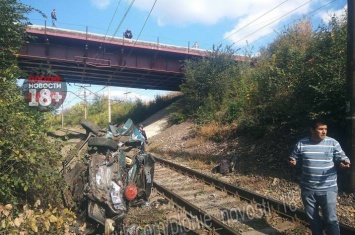 В Донецкой области водитель чудом остался жив, после того, как его авто вылетело с моста (фото)