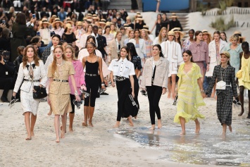Прогулка вдоль берега: Chanel весна-лето 2019