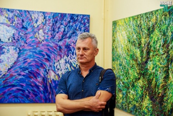 Художник из Мариуполя показал николаевцам эко-выставку абстрактных картин «Плоды эволюции»
