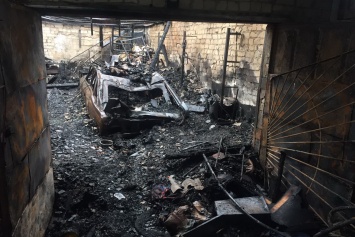 Под Харьковом во время пожара в гараже сгорела машина