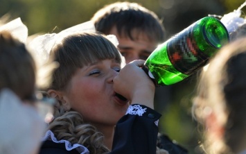 На Херсонщине пьянствовали школьники, а штраф платить пришлось родителям и бабушке