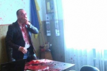 Украинского мэра облили кровью из-за моста в Крым