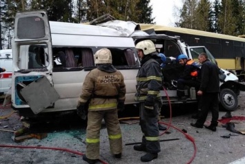 Жуткая авария в России: маршрутка влетела в автобус, десять погибших