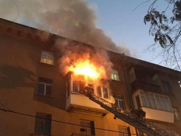 Из горящей квартиры на Тираспольской эвакуировали 10 жильцов пятиэтажки: есть пострадавшие