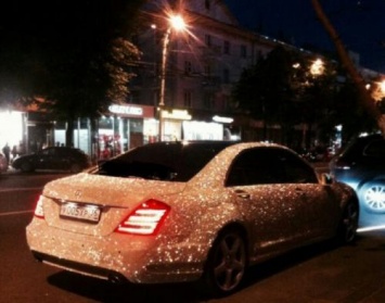 «Бриллиантовый Mercedes принцессы» сняли на фото в центре Воронежа