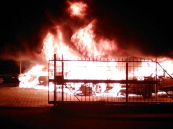 Жаркая ночка: на поселке Котовского сожгли пять машин, три пострадали