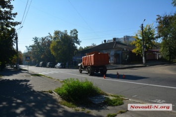 В центре Николаева пьяный водитель на мусоровозе протаранил «Лэнд Крузер»