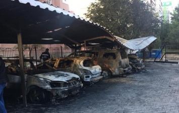 В Одессе произошел крупный пожар на автостоянке