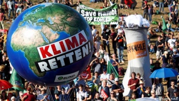 В Германии тысячи людей протестовали против вырубки древнего Гамбахского леса ради угольного карьера
