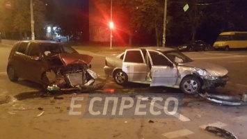 На столичной Борщаговке водитель Opel Vectra пострадал от своего нелепого поворота