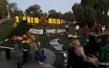 Запорожцы затоптали цветочные композиции на Покровской ярмарке (ФОТО)