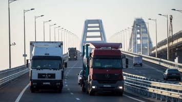 За неделю по Крымскому мосту проехали десять тысяч грузовиков