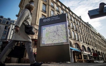 В Париже мужчина с ножом напал на полицейских