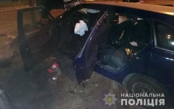 В Киеве такси столкнулось с электроопорой, погиб пассажир