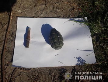 На перекрестке в Запорожье возле лежащего мужчины нашли гранату (Фото)