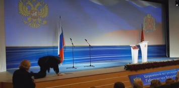 На четвереньки: Жириновский публично оконфузился на массовом мероприятии. Фотофакт
