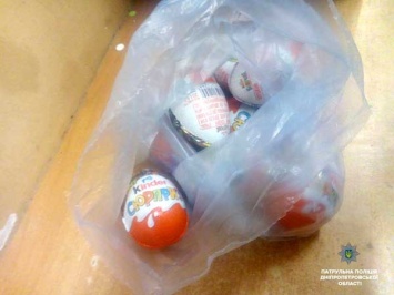В супермаркете Днепра две девочки украли 10 киндерсюрпризов