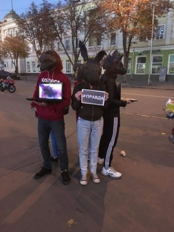 В Кривом Роге прошла уличная акция "Куб правды", посвященная Дню защиты животных