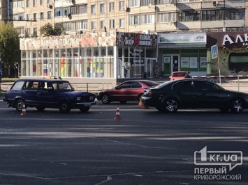 На перекрестке в центре Кривого Рога два авто попали в ДТП