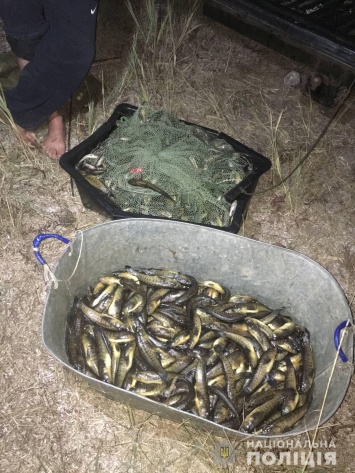 Херсонские полицейские поймали двух браконьеров, выловивших у Кинбурнской косы на Николаевщине больше 100 кг бычка
